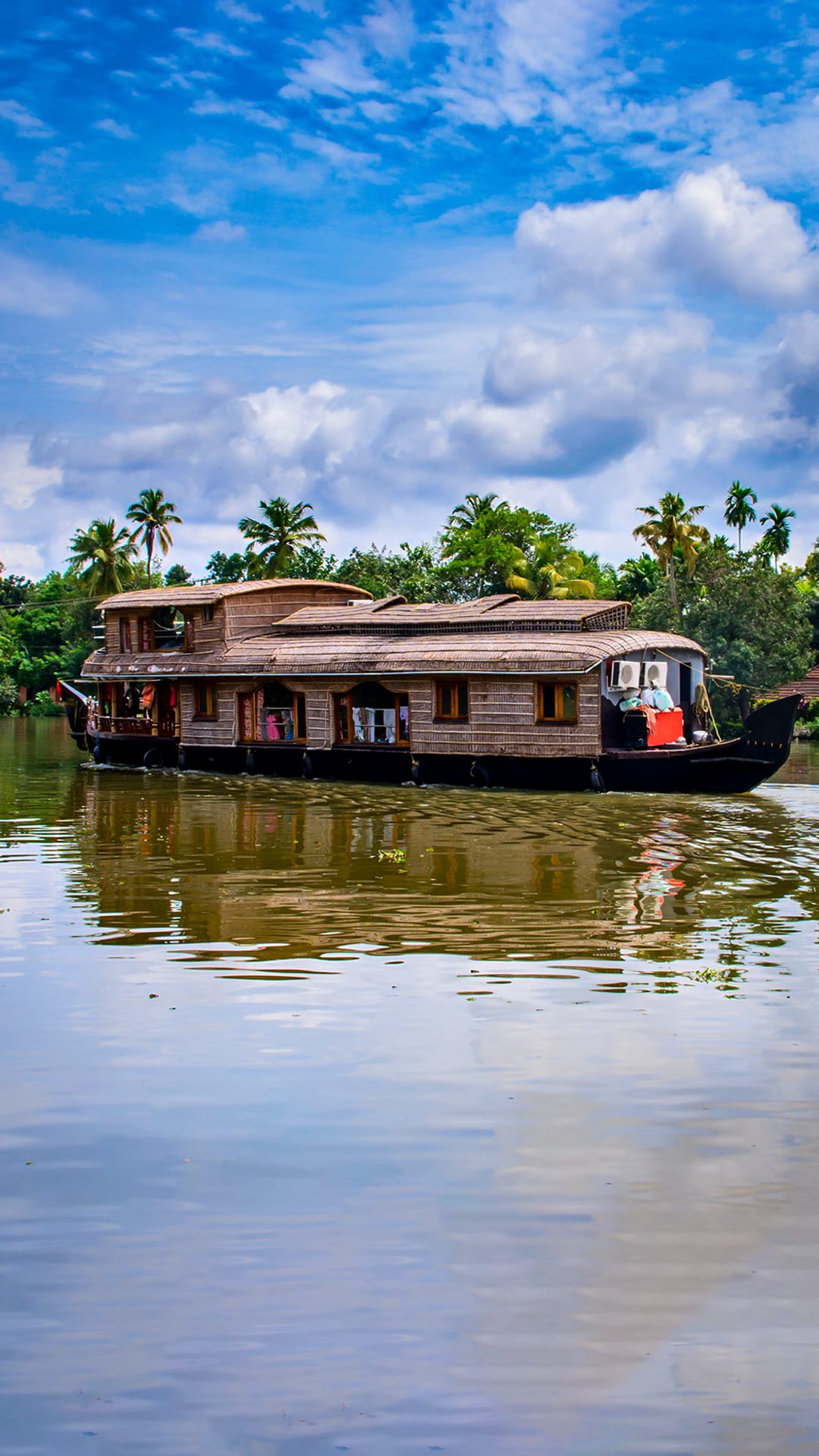 Arrival in Cochin. Kochi to Munnar transfer. En-route visit Cheeyappara Waterfalls.